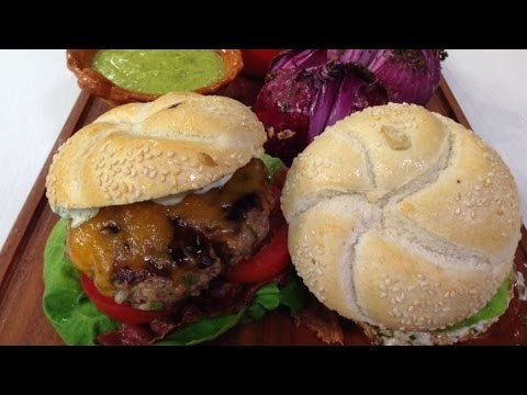 Hamburguesas con tocino y crema de jalapeños