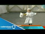 Bebé vestido de Papa conquista el corazón de Su Santidad (VIDEO)
