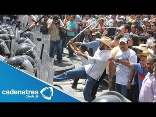 Enfrentamiento entre maestros y policías en Michoacán (VIDEO)