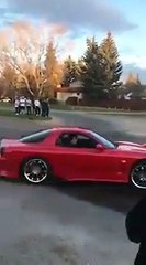 Il plante son cabriolet sur un trottoir... Bien joué