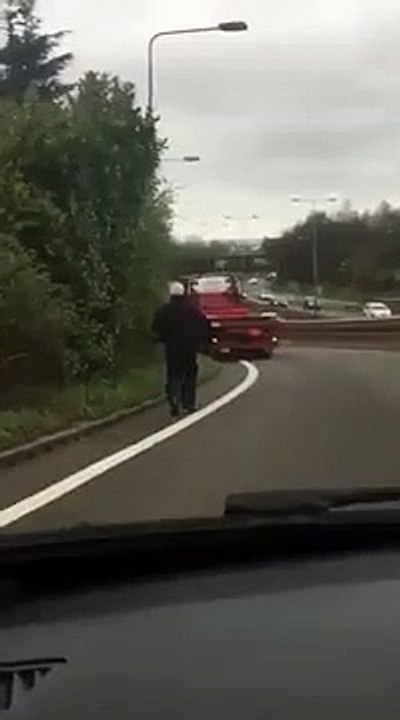 Il oublie le frein sur son camion et court après