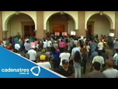 Autodefensas toman alcaldía de Apatzingán y piden cesar a alcalde por nexos con el crimen