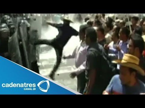 Duros enfrentamientos entre maestros y policías en el Congreso de Michoacán