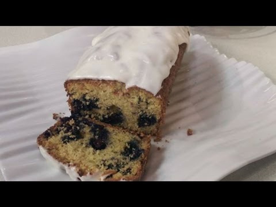 Pan de moras azules glaseado de limón ideal para compartir en familia