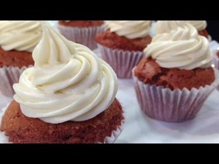 Pastelitos de terciopelo rojo con betún de queso