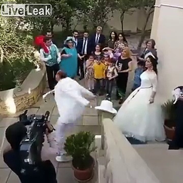 Danse du marié.. C'est quoi cette danse de FOU !?