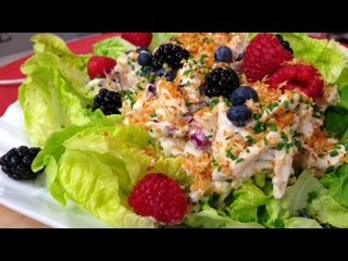 Ensalada de pollo con frutos rojos y aderezo