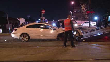 Cevizlibağ'da Otomobil Tramvaya Çarptı 2 Yaralı