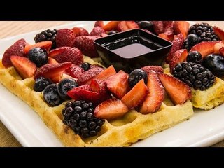 Waffles de poppy seed con salsa de moras azules
