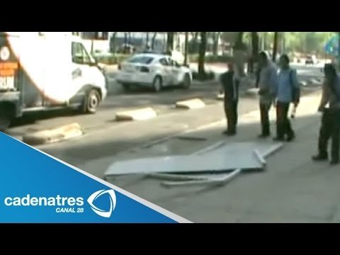 Fuertes vientos desprenden espectaculares y lesionan a 2 civiles en el Distrito Federal
