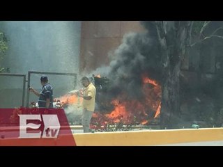 Normalistas queman vehículos en el Congreso de Guerrero / Vianey Esquinca