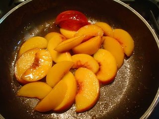 Deleita a tu familia con este crispy de durazno