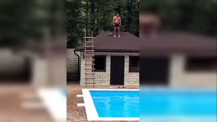 Le gros raté d'un homme qui plonge dans une piscine depuis le toit d'une maison !