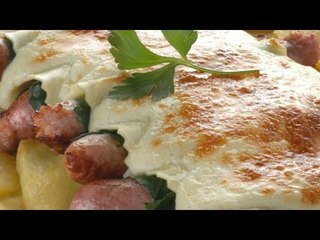 Saludable desayuno con espinacas y salchichas