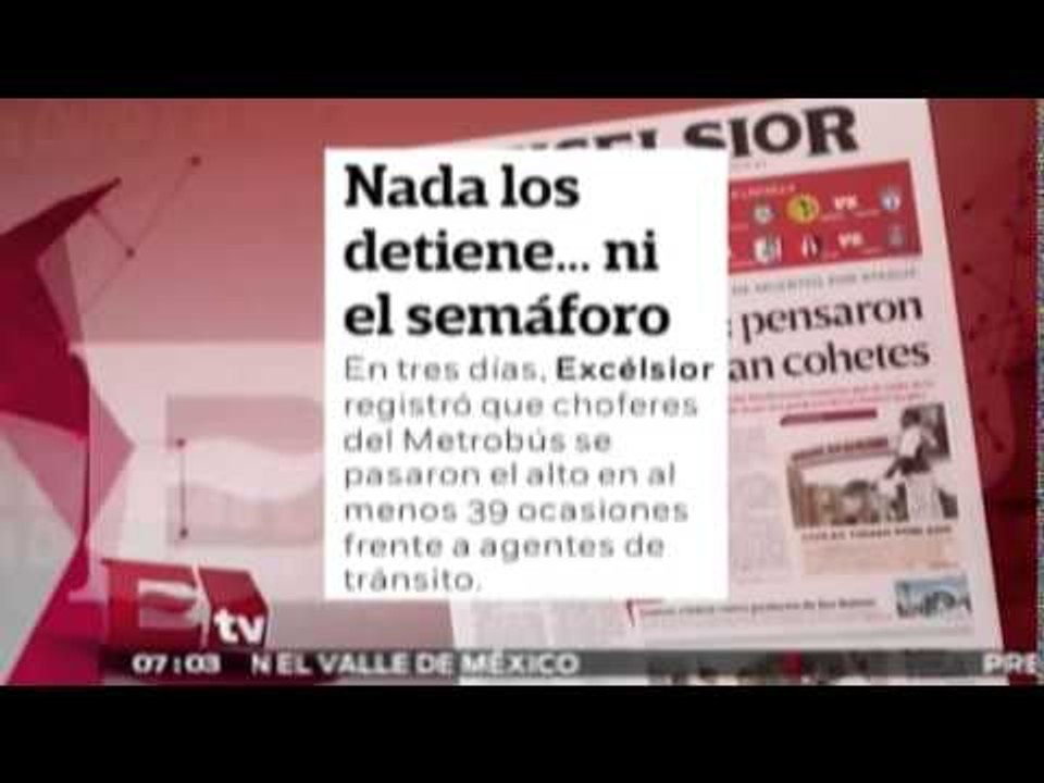 Duro y a las cabezas: Conductores del Metrobús no respetan luz roja de semáforos