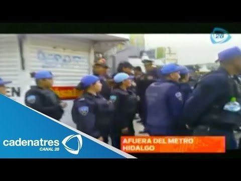 Vendedores ambulantes se enfrentan con policías en el metro hidalgo