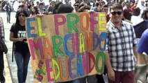 Miles de profesores chilenos marchan por demandas laborales