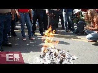 Maestros queman exámenes de evaluación en Michoacán / Titulares de la tarde