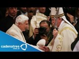 Papa Francisco saluda al papa emérito Benedicto XVI / Canonización de Juan Pablo II