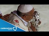 Papa Francisco besa las reliquias de Juan XXIII Y Juan Pablo II / canonization of John Paul II