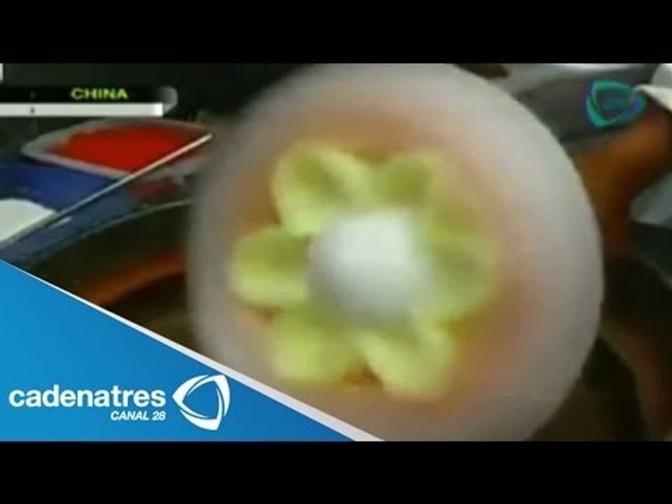 Hombre hace una flor de algodón de caramelo / Man makes a flower cotton candy