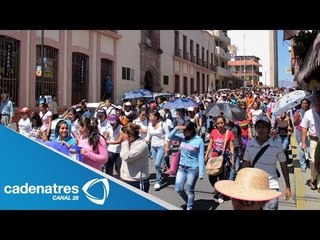 Maestros de la sección 22 conmemoran su día con una marcha en el Monumento a Juárez, Oaxaca