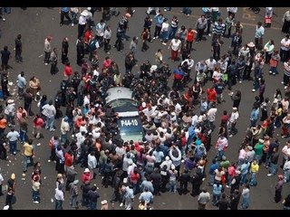 ¡¡IMPRESIONANTE VIDEO!! Intentan linchar a policías del Edomex