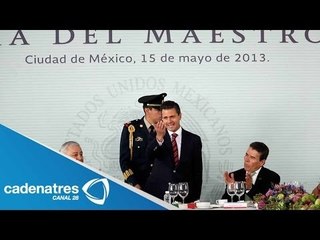 Enrique Peña Nieto encabeza festejos del Día del Maestro