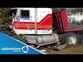 Choque entre trailer y 2 automóviles deja 3 muertos en Morelos