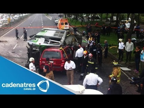 Microbús se voltea en carriles centrales de Periférico Sur / Minibus turns in Periferico Sur