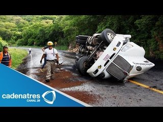 Se vuelca tráiler en la México-Acapulco / Trailer overturns in Mexico-Acapulco
