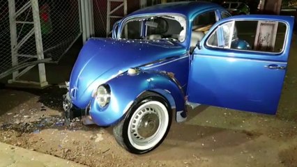 Fusca fica com a frente destruída após bater em muro