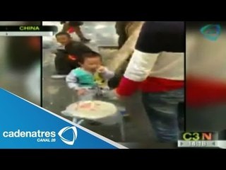 Graban en China a niño de 3 años mientras fumaba / Recorded at 3 year smoking in China