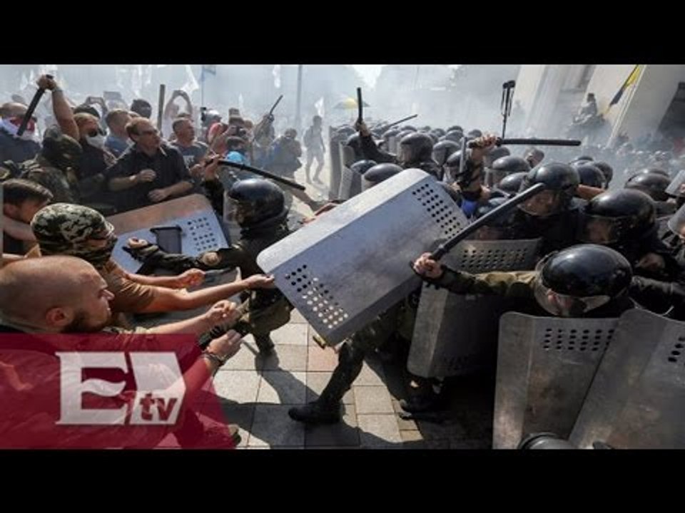 Un policía muerto y cientos de heridos por explosión en Ucrania/ Titulares de la Noche