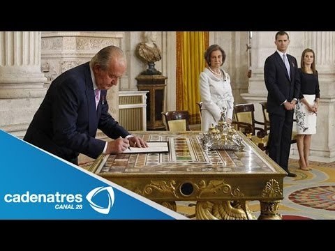 Juan Carlos I firma su abdicación como rey de España / Juan Carlos I signed his abdication as King