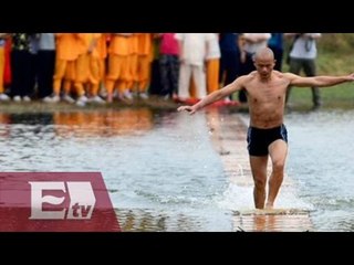 ¡Monje Shaolín camina 125 metros sobre el agua! / Titulares de la tarde