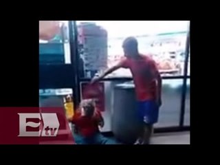 Video: Jóvenes agreden a indigente en Nuevo León / Titulares de la tarde