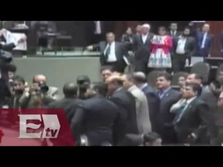 Trifulca en la cámara de diputados por caso Ayotzinapa / Vianey Esquinca