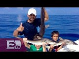 Excandidato del PVEM se exhibe junto a 22 tiburones; es investigado por pesca ilegal