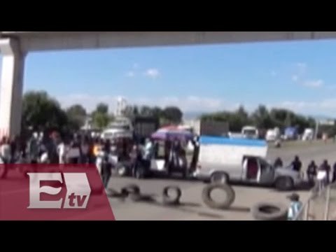 Manifestantes lanzan piedras a policías durante bloqueo en la carretera San Miguel de Allende