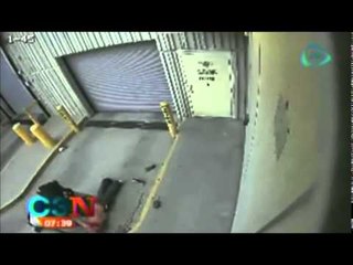 Dos policías de EU son captados golpeando a un hombre herido (VIDEO)