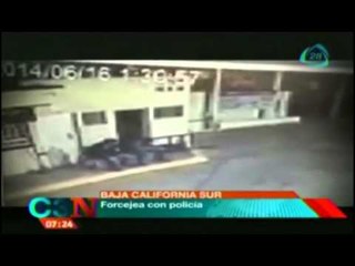 Momento justo en el un policía asesina a un despachador de gasolina en BCS (VIDEO)