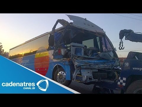 Aparatoso accidente entre un camión de carga y un camión de pasajeros
