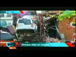 ¡IMPACTANTE! Camión choca contra fachada de restaurante en EU y deja un muerto