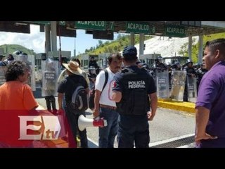 Padres de los 43 normalistas desaparecidos bloquean la Autopista del Sol / Titulares de la tarde