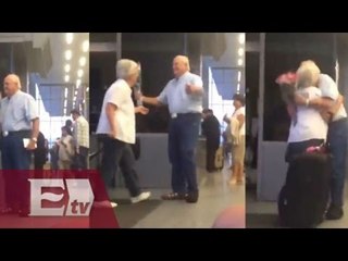 La espera más tierna: el anciano la recibe con flores  / Titulares de la tarde