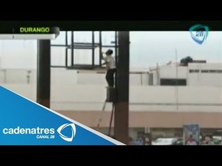 Rescatan en Durango a hombre que intentaba lanzarse desde espectacular