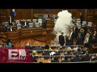 Lanzan gas lacrimógeno en Parlamento de Kosovo / Vianey Esquinca