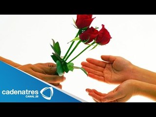 ¿Cómo alegrar el día de las personas? / Estrella sensibiliza a personas con una rosa