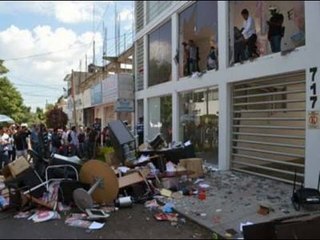 Maestros de Oaxaca saquean y causan destrozos en edificios públicos